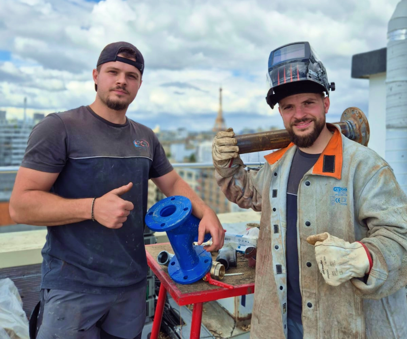 Équipe de plombiers-chauffagistes PCS sur chantier à Paris, Île-de-France