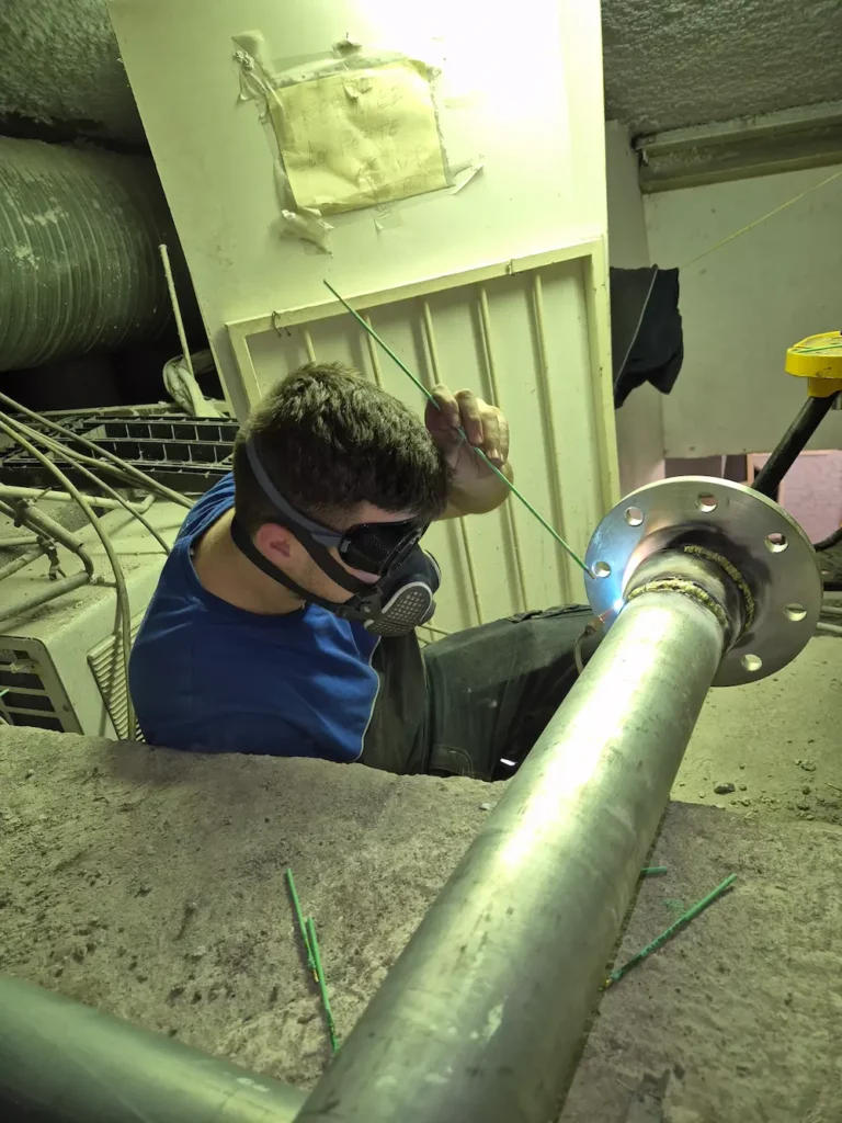Soudure de tuyau industriel par un chauffagiste à Paris, Île-de-France