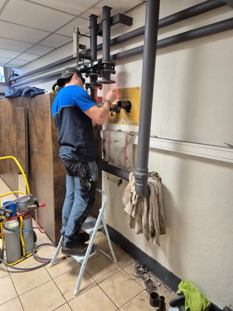 Plombier-chauffagiste en intervention sur canalisation à Paris, Île-de-France