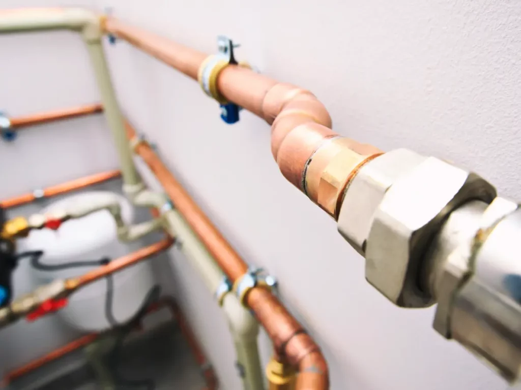 Installation de tuyauterie en cuivre par un plombier à Paris, Île-de-France